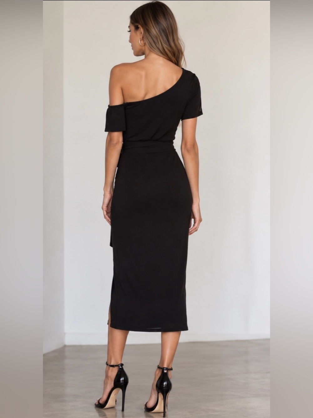 Revolves Lover and Friends Eden Dress . Elegant Black Off-Shoulder Dress